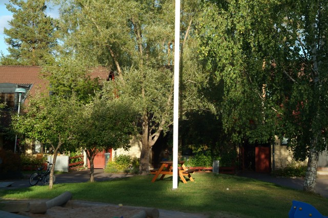 B�nkbord finns vid alla lekplatser