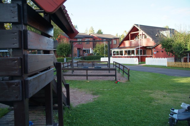 Centralt placerade lekytor n�ra husen.